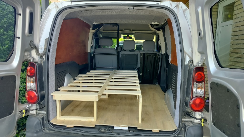 How to Make a DIY Pull-Out&nbsp;Sofa-bed